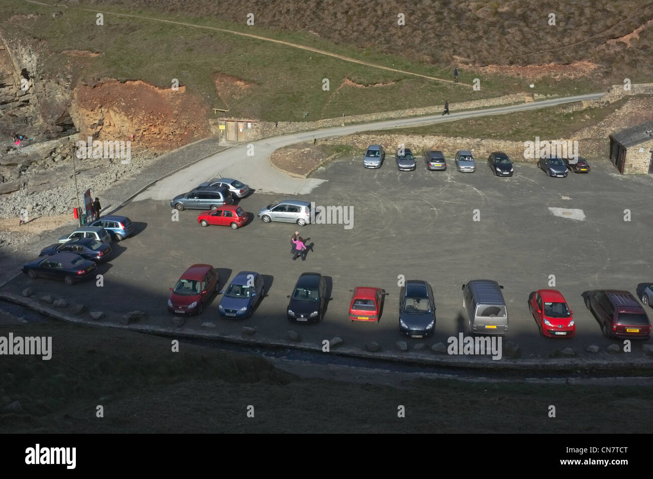 Le parking à côté de la plage à St Agnes, Cornwall, UK Banque D'Images