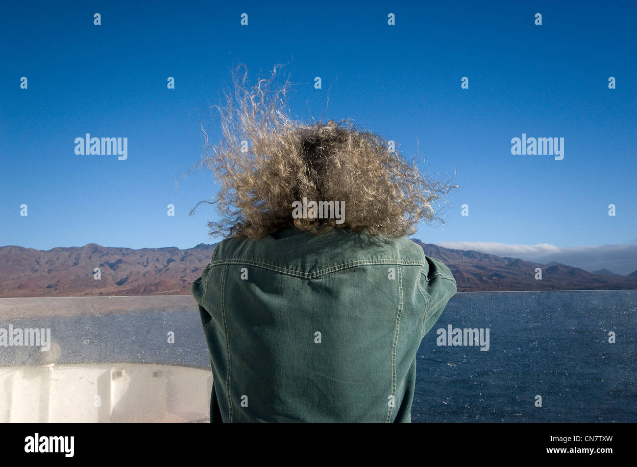 Le Cap Vert, l'île de Santo Antao, un homme les cheveux dans le vent pendant la traversée en ferry entre l'île de Sao Vicente et Banque D'Images