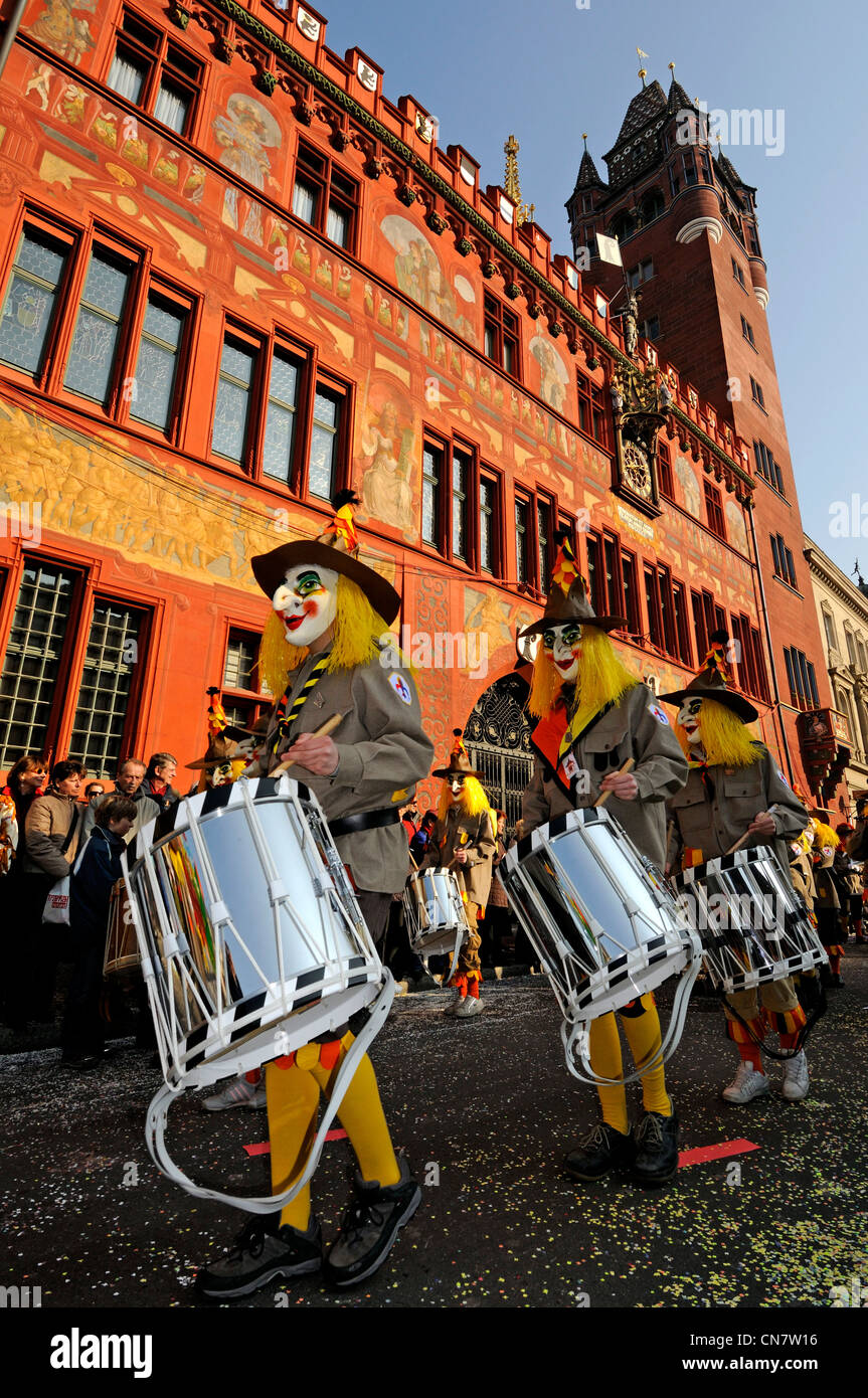 La suisse, Bâle, en face de l'Hôtel de Ville, fête foraine, défilé d'une clique, masques et fifres un après-midi en Février Banque D'Images