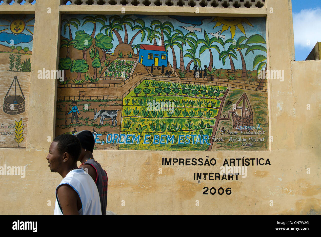 Le Cap Vert, l'île de Sao Vicente, Mindelo, deux hommes devant une peinture murale Banque D'Images