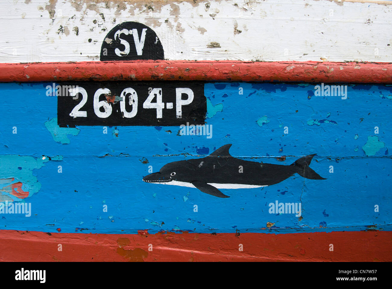 Le Cap Vert, l'île de Sao Vicente, Baia das Gatas, dolphin peintures sur l'un des bateaux de pêche Banque D'Images