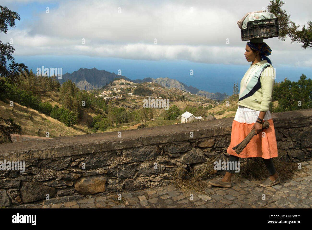 Le Cap Vert, l'île de Santo Antao, woman walking along Estrada da corded, route de la corde qui traverse l'île du nord au Banque D'Images