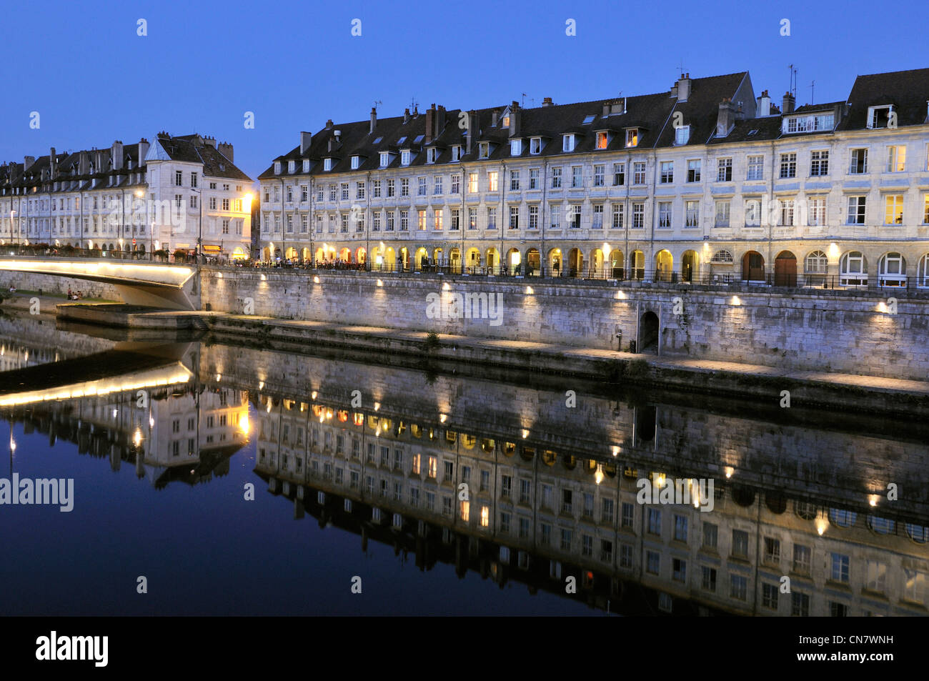 France, Doubs, Besançon, Doubs, le Quai Vauban, Site du patrimoine mondial de l'UNESCO, soir d'été Banque D'Images