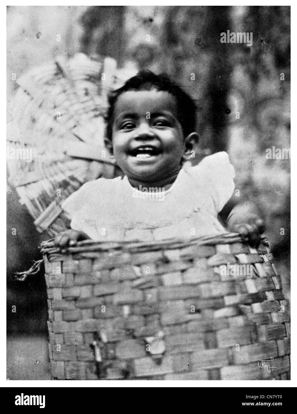 Jeune Indien enfant enfants Fille Garçon 1900 panier cacher Banque D'Images