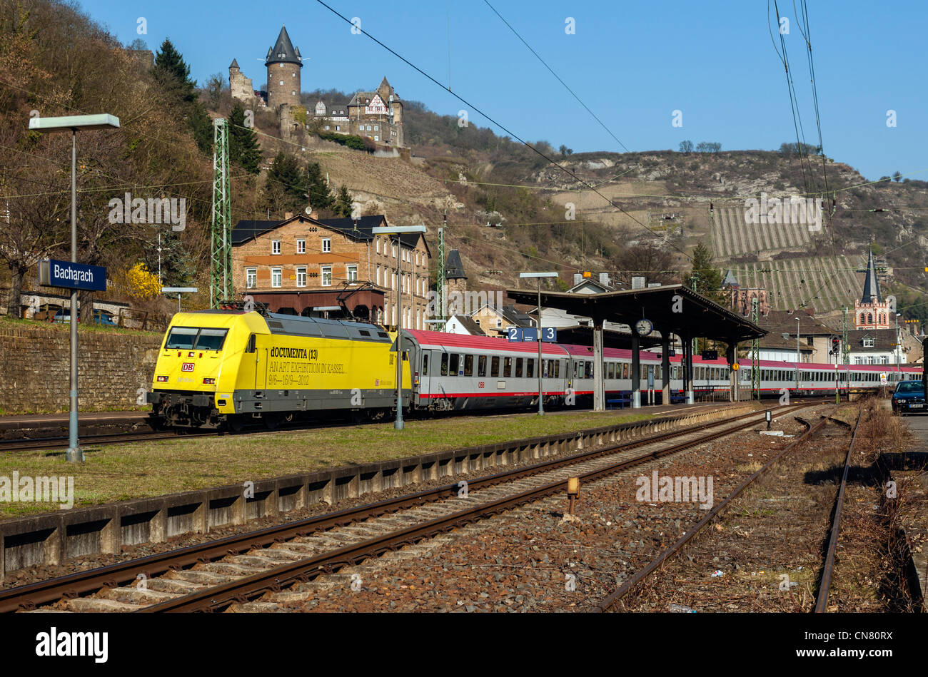 Euro city train dans Bacharach au sein de l'UNESCO 'liste' de la vallée du Haut-Rhin moyen, Rheinland-pfalz, Allemagne. Banque D'Images