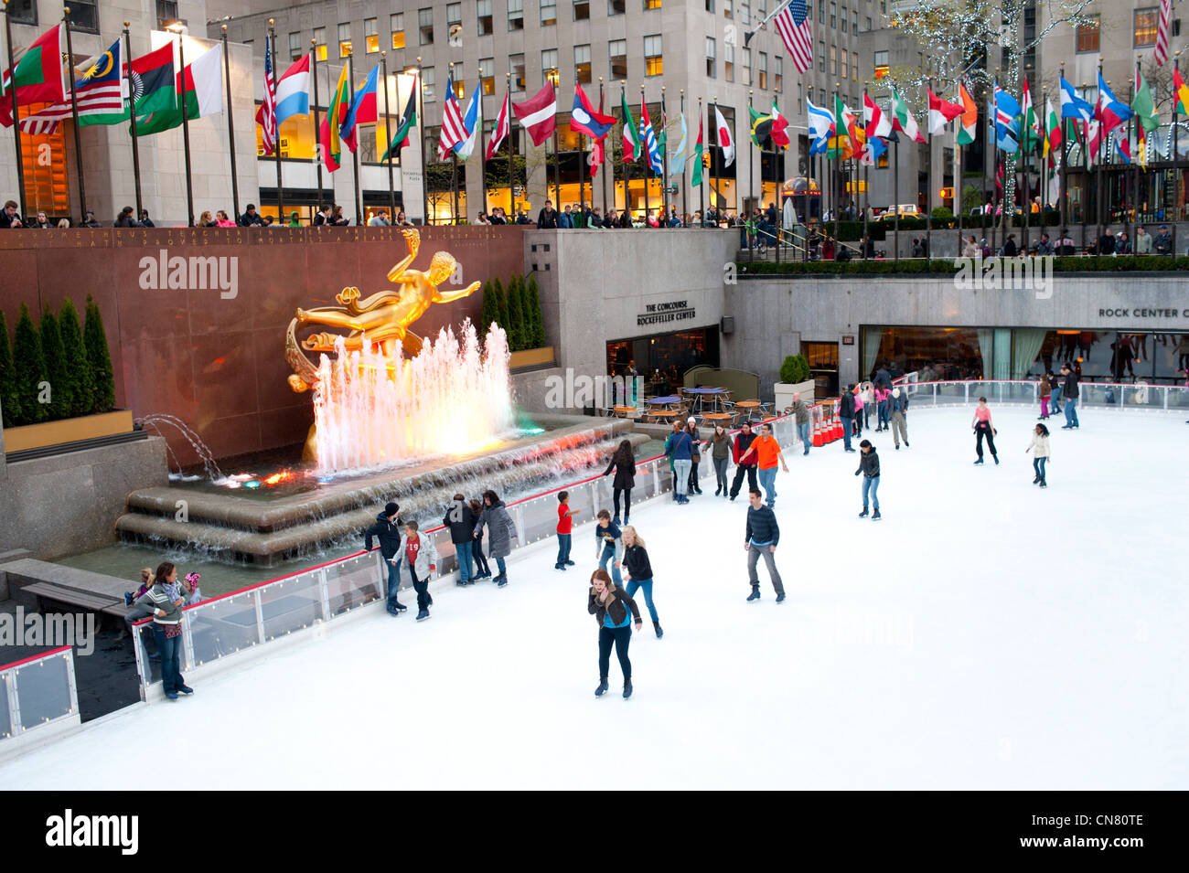 USA New York Rockefeller Center patinoire en plein air plaisirs d'hiver 30 skate rock Statue Prométhée NBC Banque D'Images