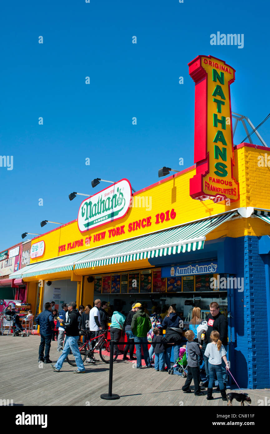 USA New York City NY NYC Brooklyn Coney Island Nathan's hot dog sur la promenade Banque D'Images