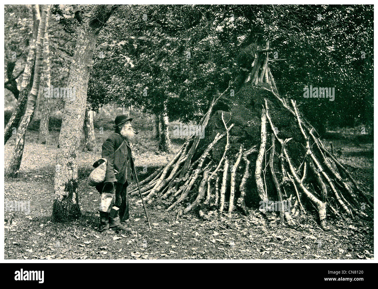 1905 Nouvelle Forêt Serpent Catcher Brosse-Mills Banque D'Images