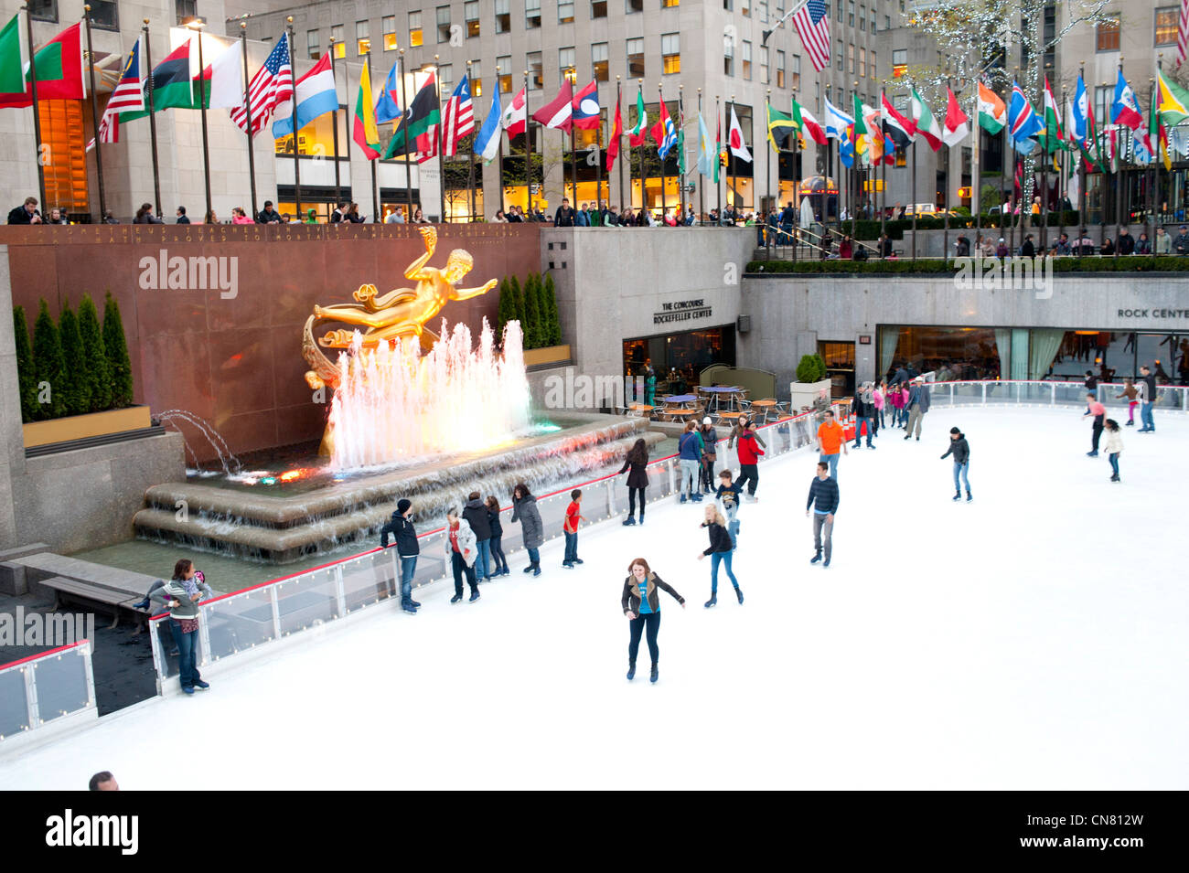 USA New York Rockefeller Center patinoire en plein air plaisirs d'hiver 30 skate rock Statue Prométhée NBC Banque D'Images