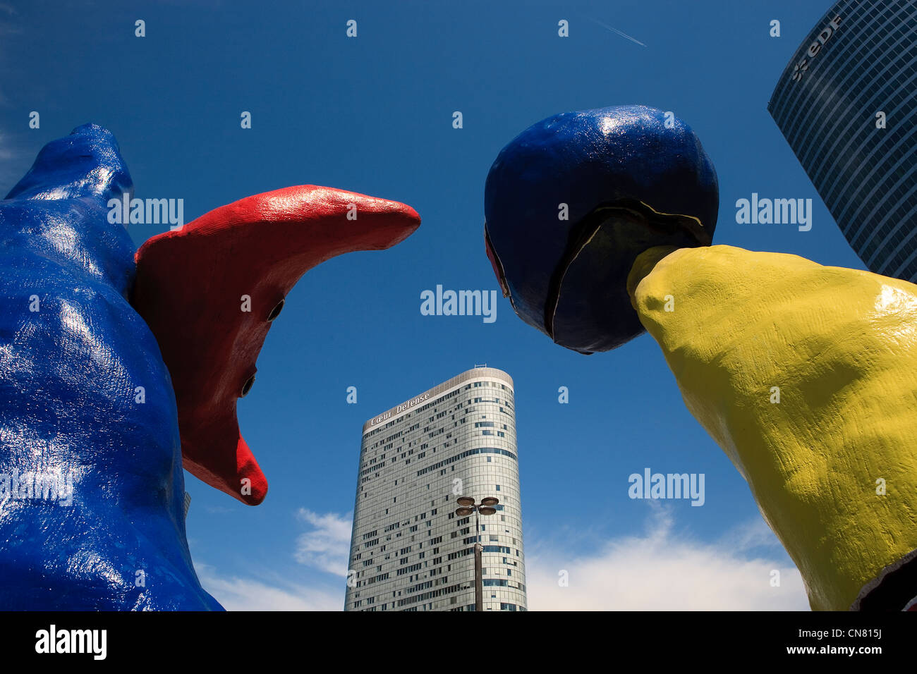 France, Hauts de Seine, la défense, sculpture monumentale de l'artiste Joan Miro et Cœur Défense bâtiment en arrière-plan Banque D'Images