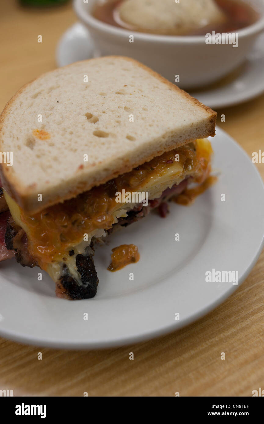USA New York Ville Manhattan Katz's Delicatessen - Hot Deli Sandwich Reuben avec Matzo Ball soup Banque D'Images
