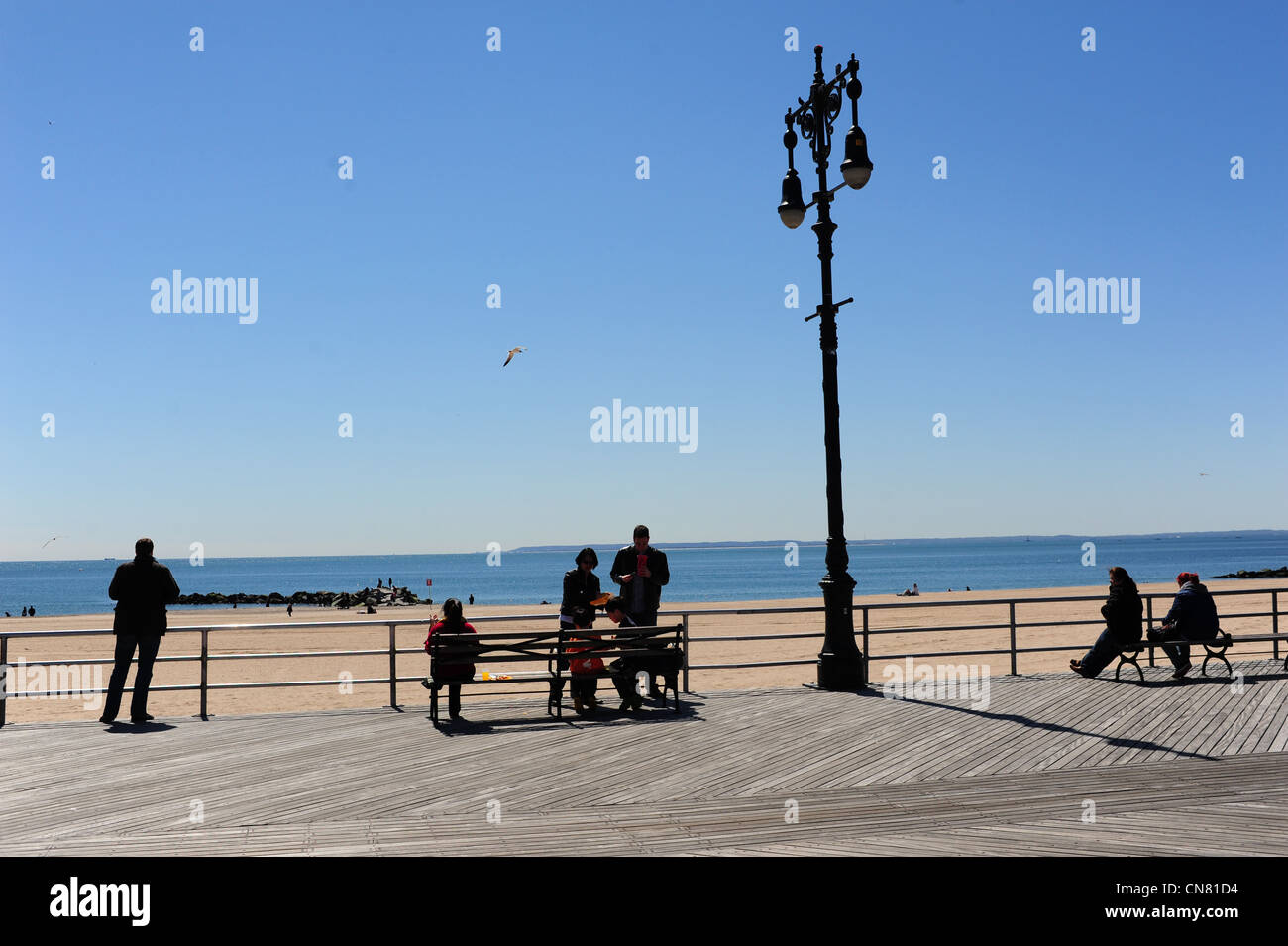 USA New York City NY NYC Brooklyn Coney Island Beach Boardwalk et le temps frais du printemps Banque D'Images