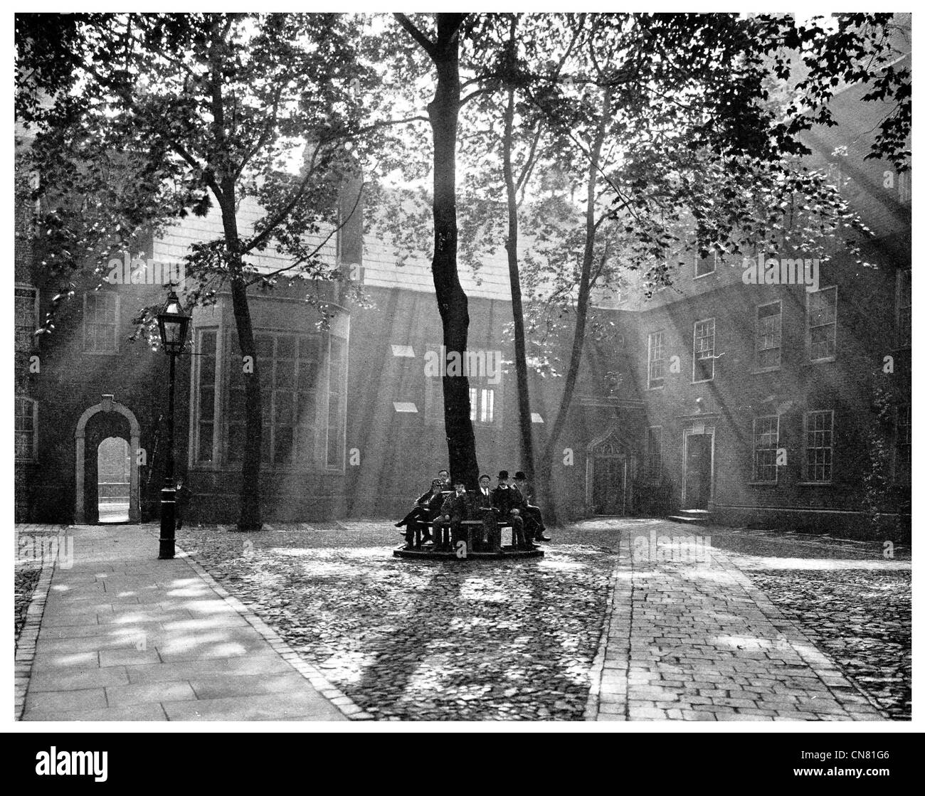 1900 Staple Inn courtyard London UK Banque D'Images