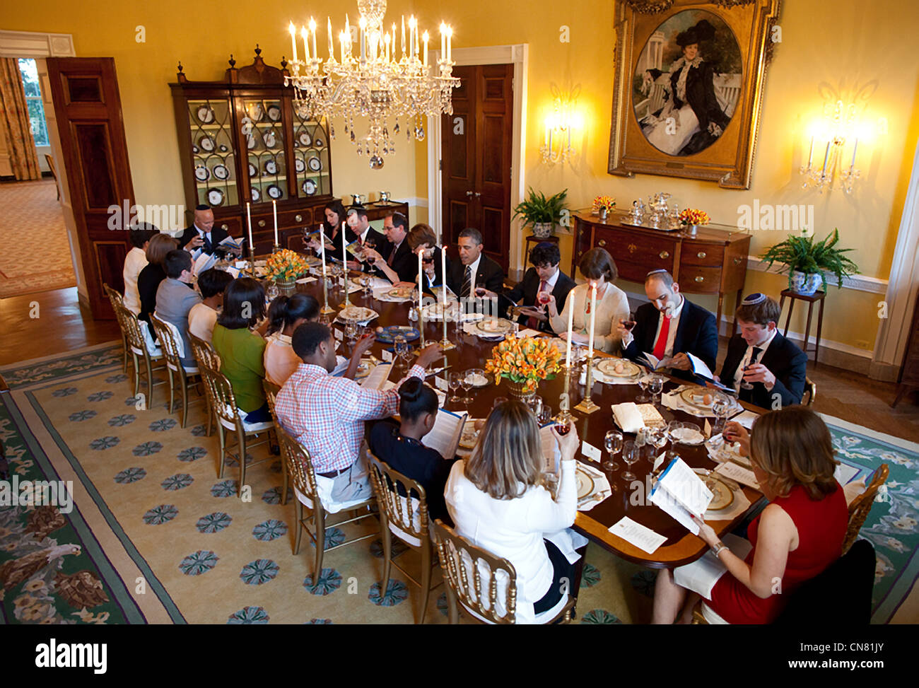 Le président Barack Obama et Première Dame Michelle Obama l'hôte d'un Seder pascal Le Dîner pour la famille, le personnel et les amis, dans l'ancienne salle à manger de la famille de la Maison Blanche le 6 avril 2012 à Washington, DC. Banque D'Images