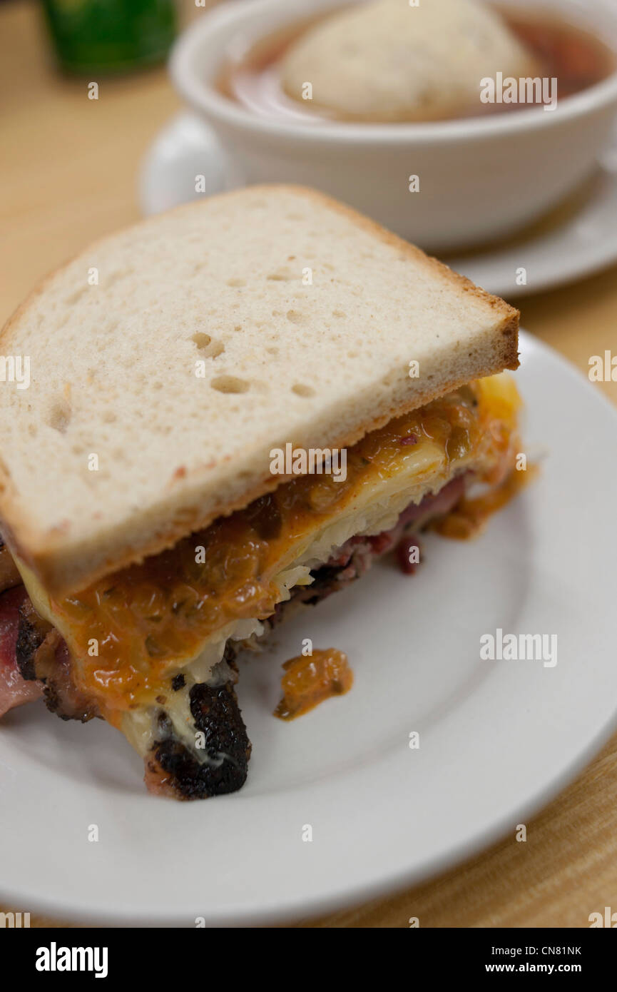 USA New York Ville Manhattan Katz's Delicatessen - Hot Deli Sandwich Reuben avec Matzo Ball soup Banque D'Images