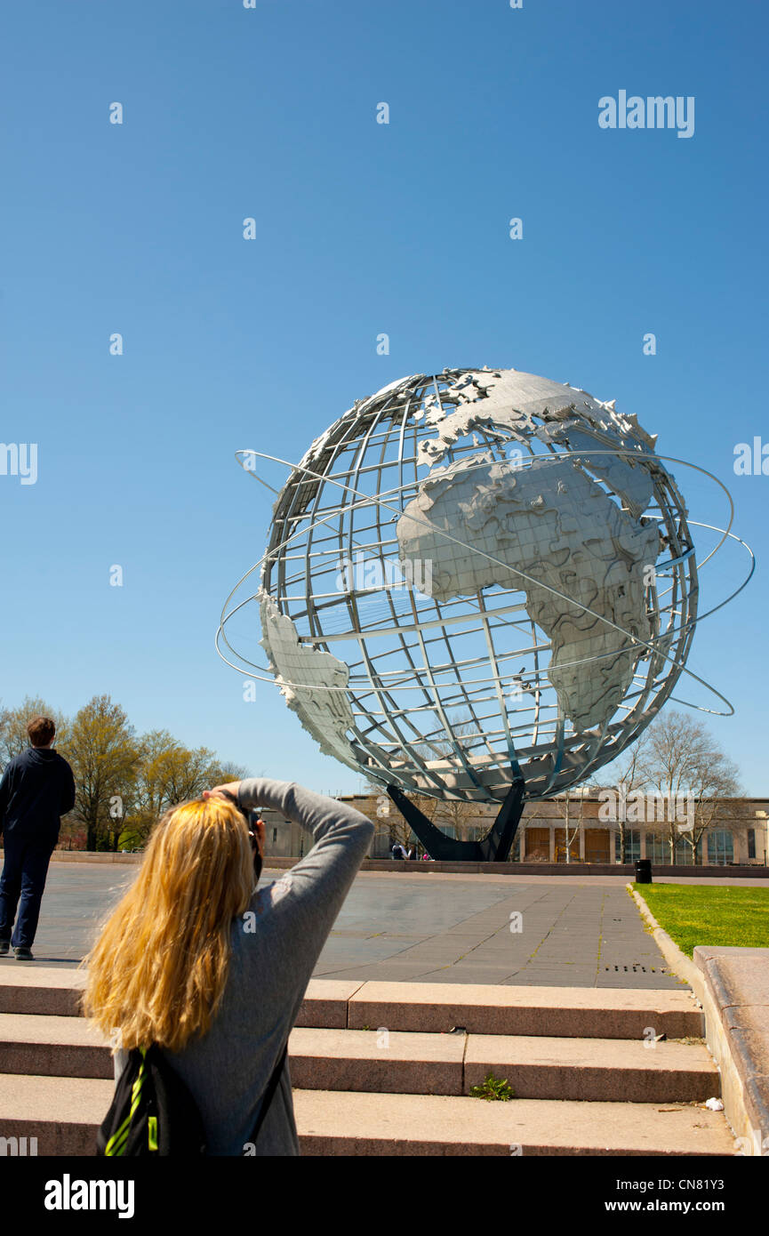 USA New York City Queens terre Monde Unisphere globe dans Flushing Meadows Corona Park - jeune femme prend une photo lors d'une journée ensoleillée Banque D'Images