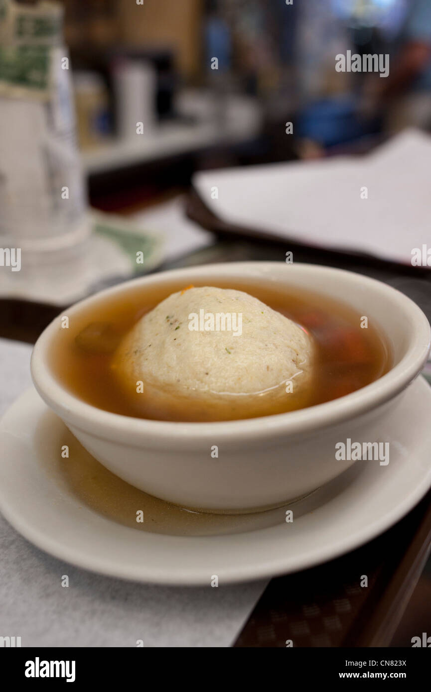 USA New York Ville Manhattan Katz's Delicatessen Deli - Matzo Ball soup Banque D'Images