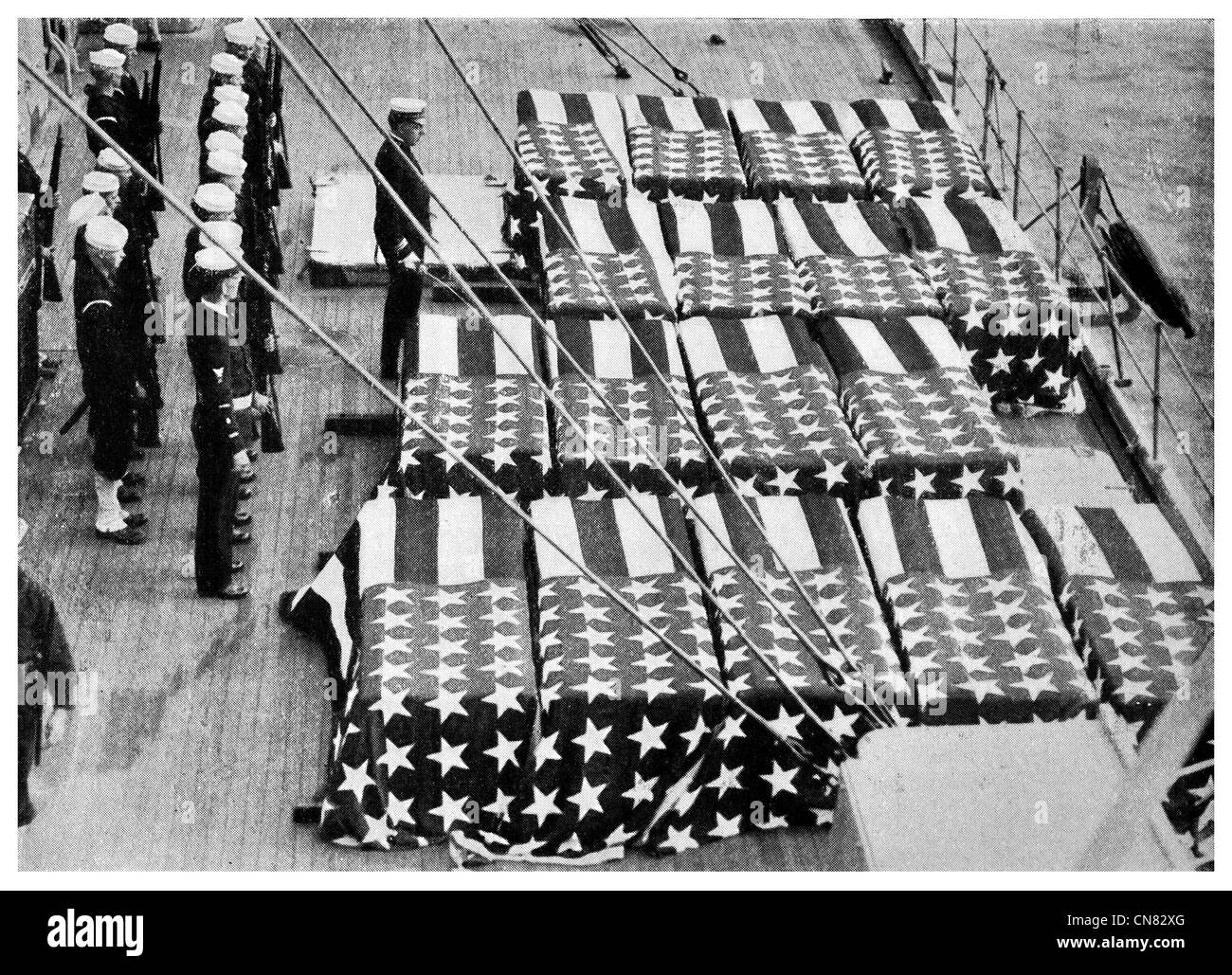1917 cérémonie de funérailles militaires navales de la marine en mer d'inhumation Banque D'Images