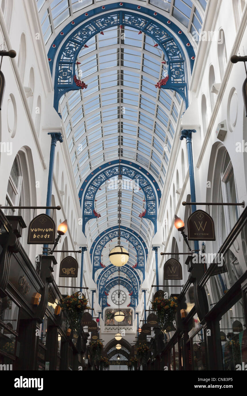 Toit en verre orné de Thorntons Arcade 1878 centre commercial couvert par l'architecte George Smith à Leeds, West Yorkshire, England, UK Banque D'Images