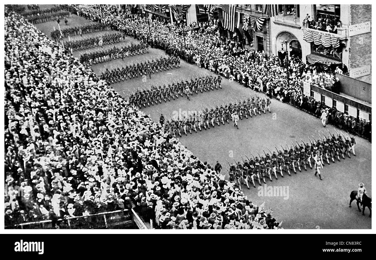 1917 La Garde Nationale de New York défilé send off Fifth Avenue Banque D'Images