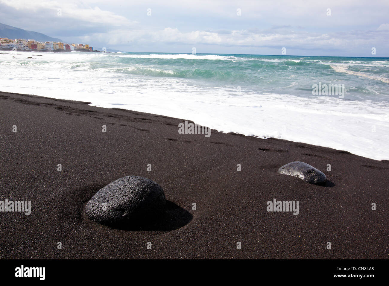 Los Gigantes plage de sable volcanique noir à Tenerife, Îles Canaries, Espagne. Banque D'Images