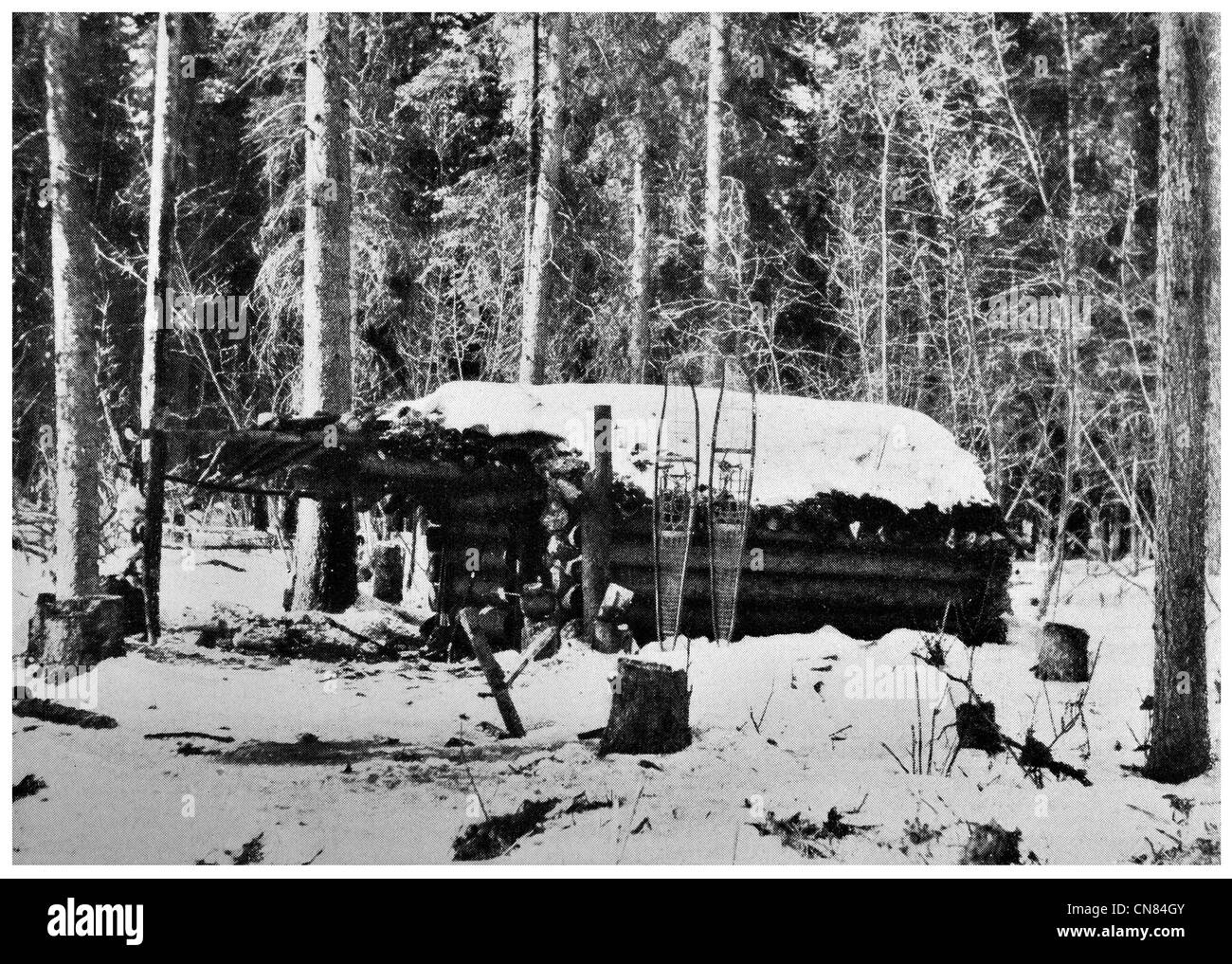 D'abord publié 1917 Camp Trappeur Hunter Alaska chasse neige Hiver Chalet 1917 Banque D'Images