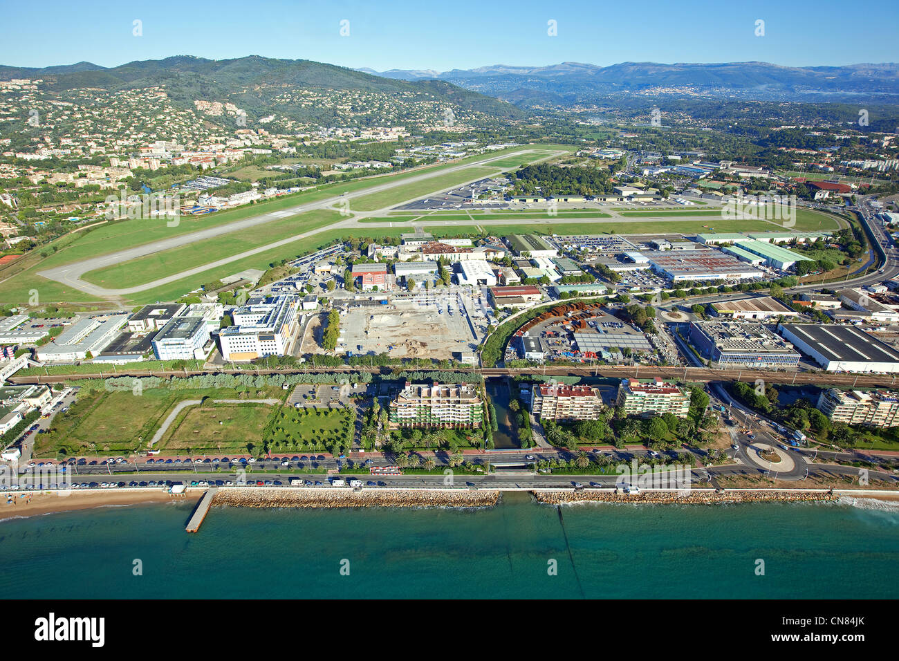 France, Alpes Maritimes, Mandelieu la Napoule, boulevard du Midi avec des plages, dans l'arrière-plan l'aéroport de Cannes Mandelieu Banque D'Images