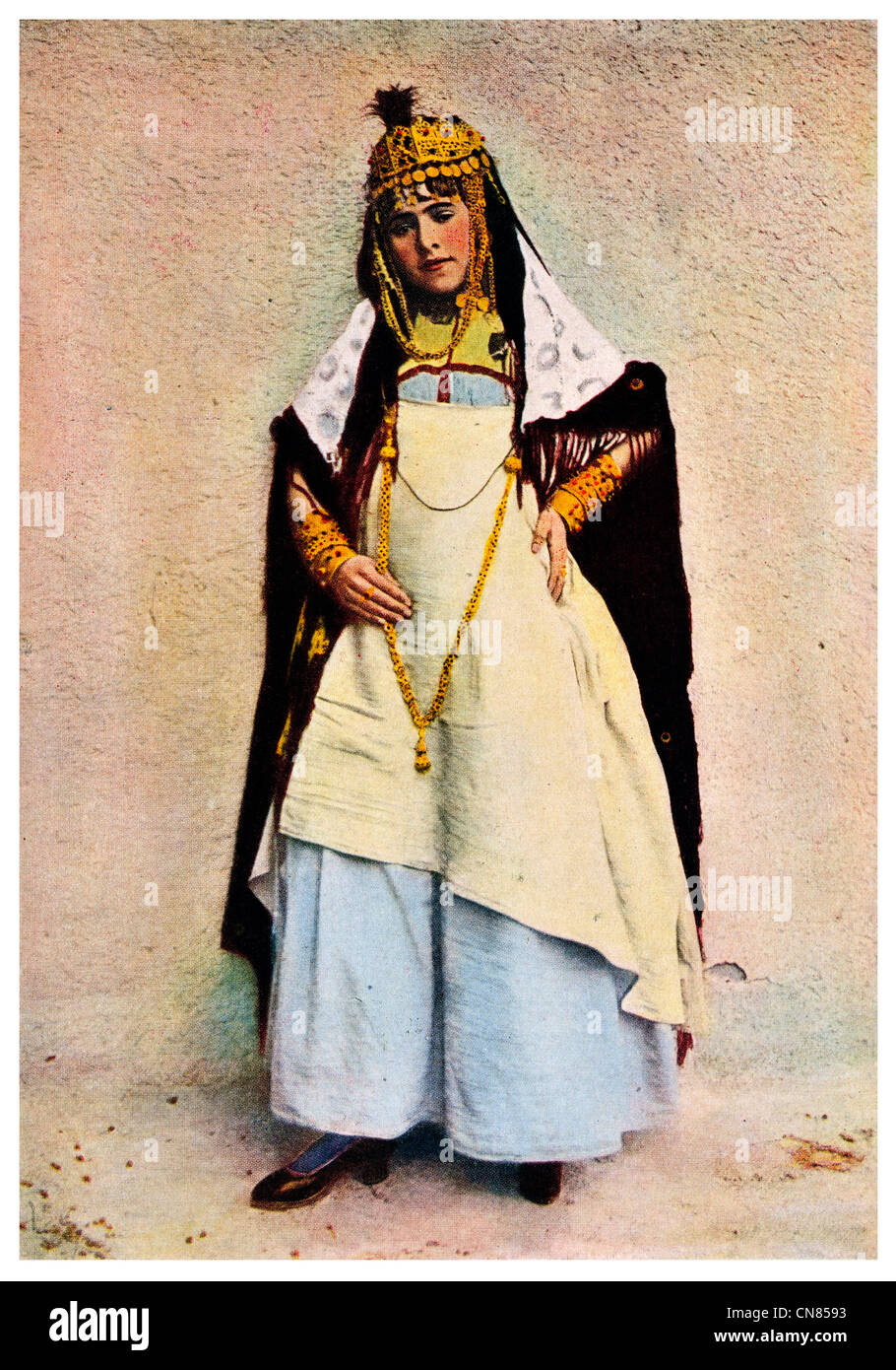 D'abord publié 1917 Costume Danseuse femme algérienne des cafés l'Algérie Banque D'Images