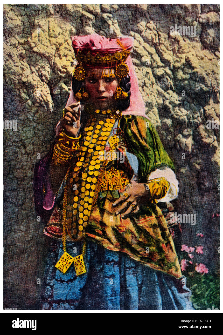 D'abord publié 1914 Chaussé Aran danseuse femme algérienne Algérie costume féminin Banque D'Images