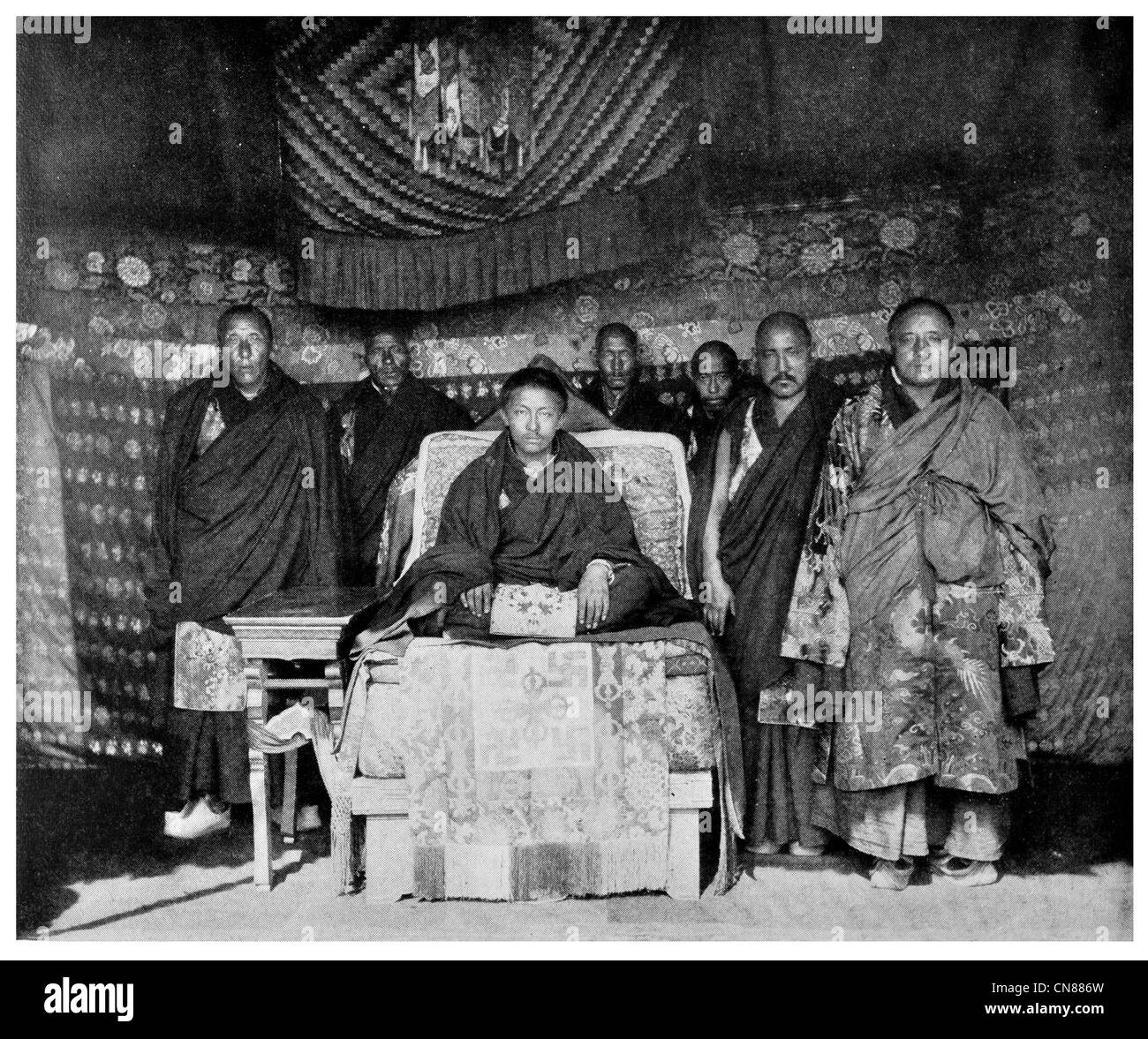 D'abord publié 1916 Tashi Lama tibétain Tibet fidèles et ministres Banque D'Images