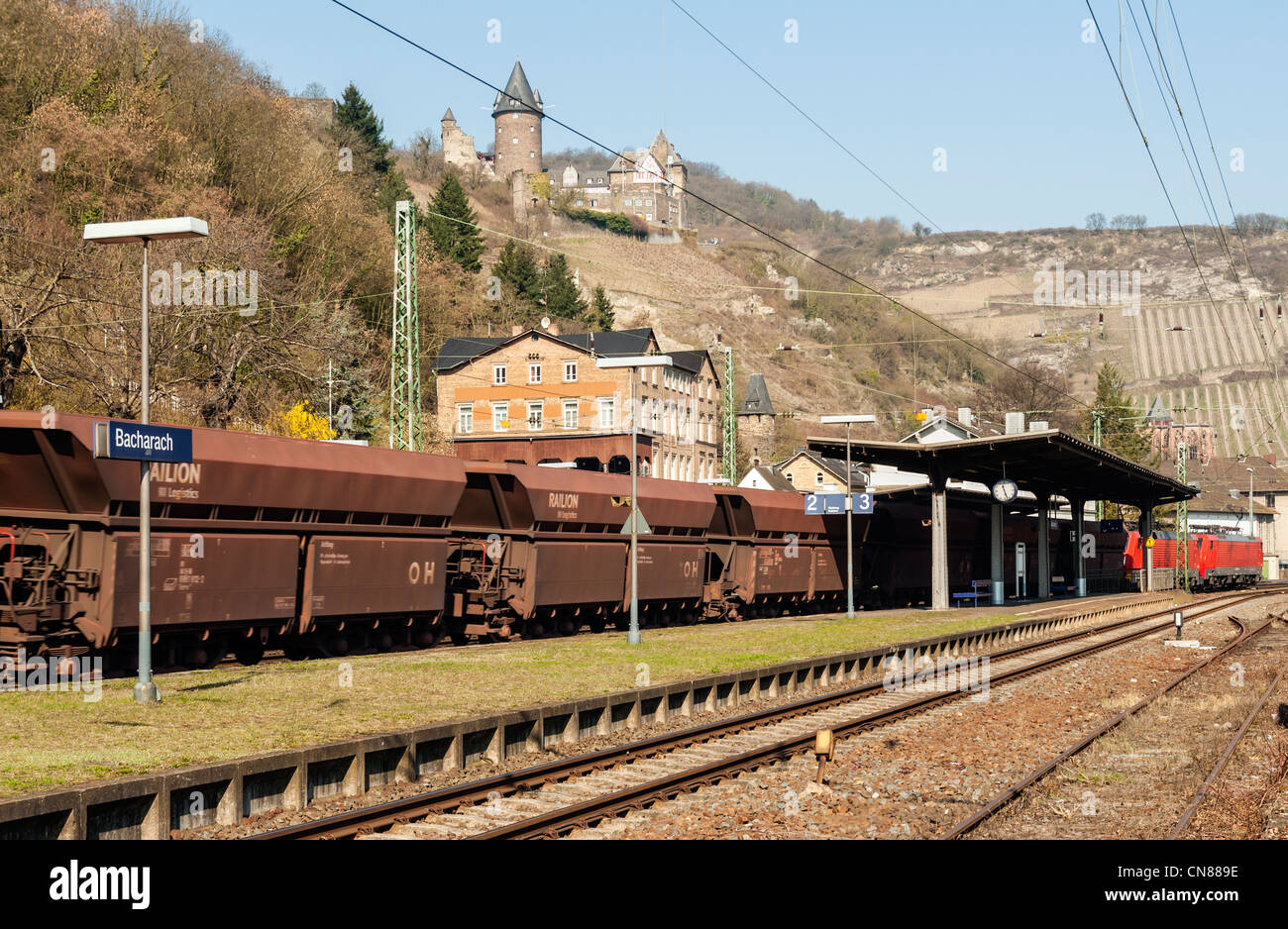 Le train de marchandises DB passant par Bacharach dans la liste de l'UNESCO 'Vallée du Haut-Rhin moyen', Rheinland-pfalz, Allemagne. Banque D'Images
