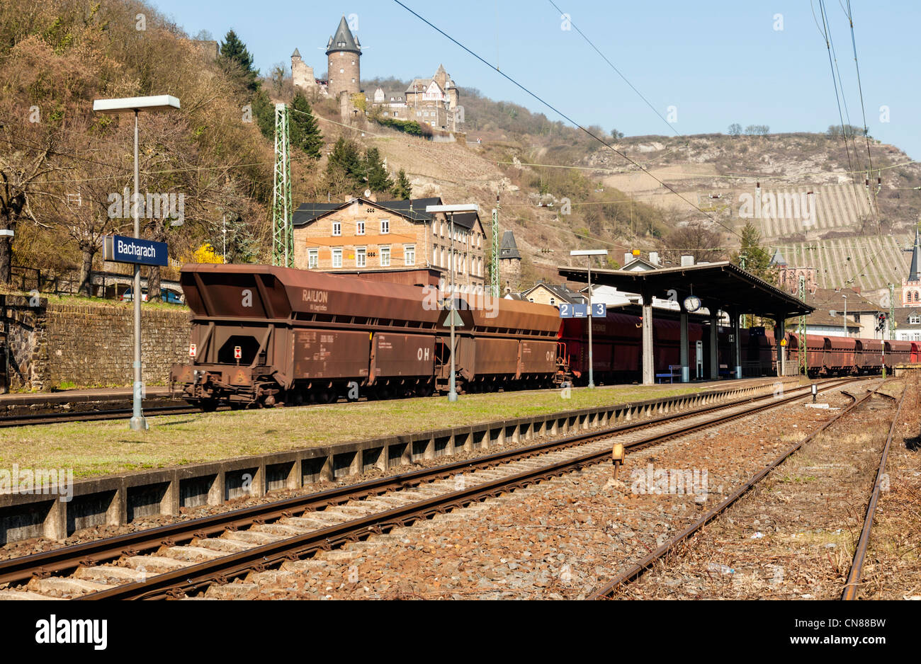 Train de fret passant par Bacharach dans la liste de l'UNESCO 'Vallée du Haut-Rhin moyen', Rheinland-pfalz, Allemagne. Banque D'Images