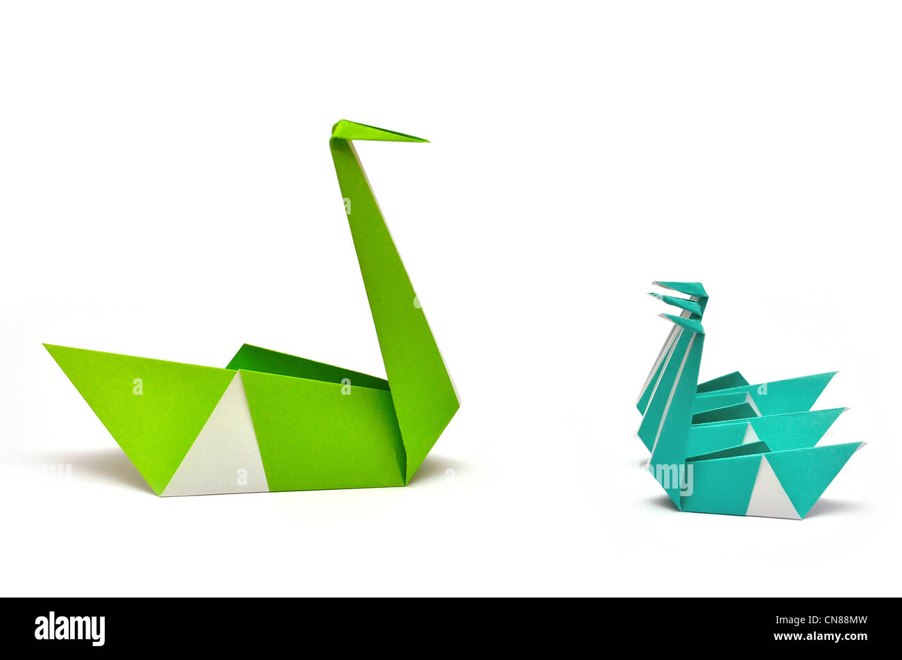 Papier Origami vert et bleu pour une brève réunion cygnes découper pliage papier fond blanc Banque D'Images