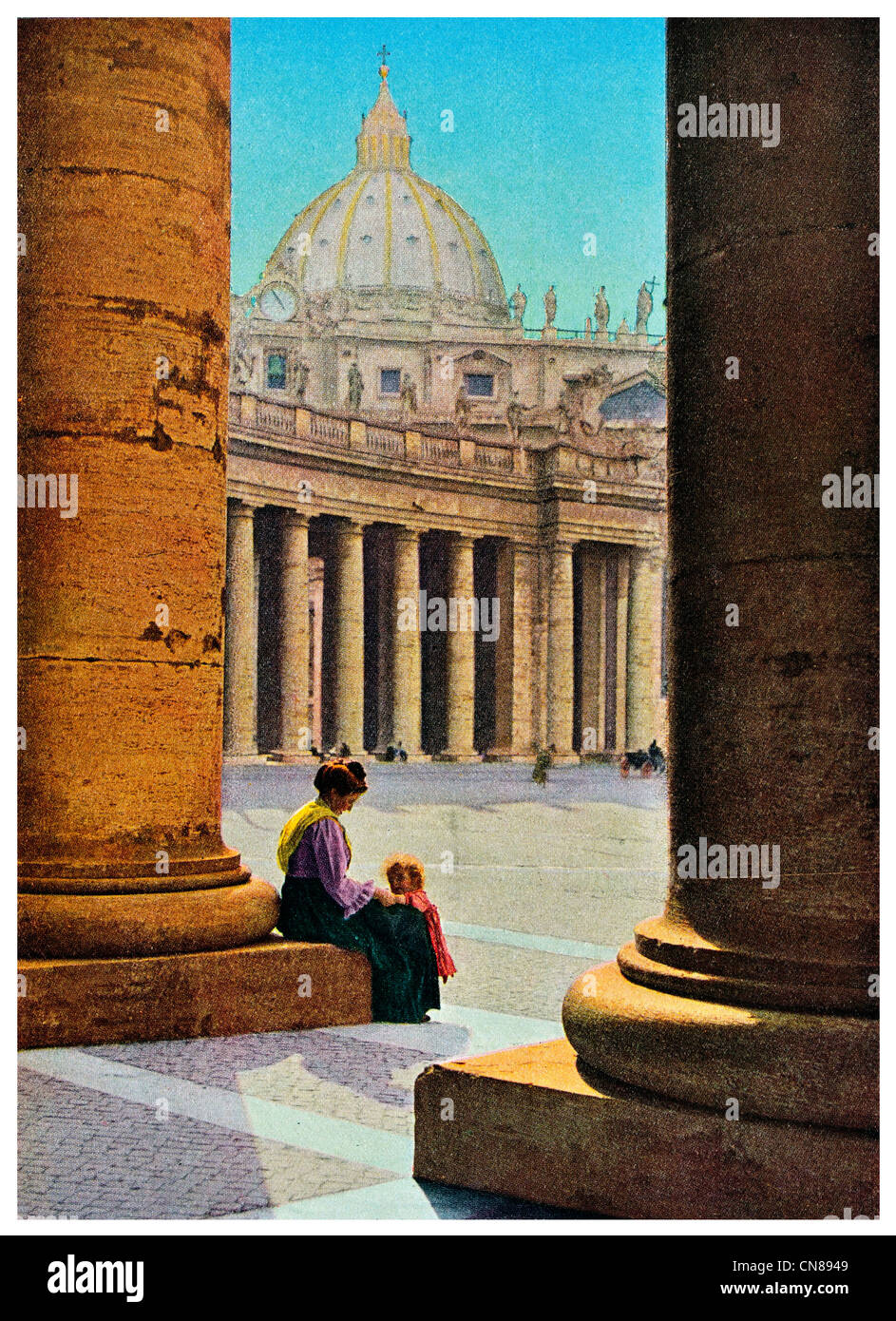 D'abord publié 1915 St Peters entrée colonnade colonnes Rome Banque D'Images