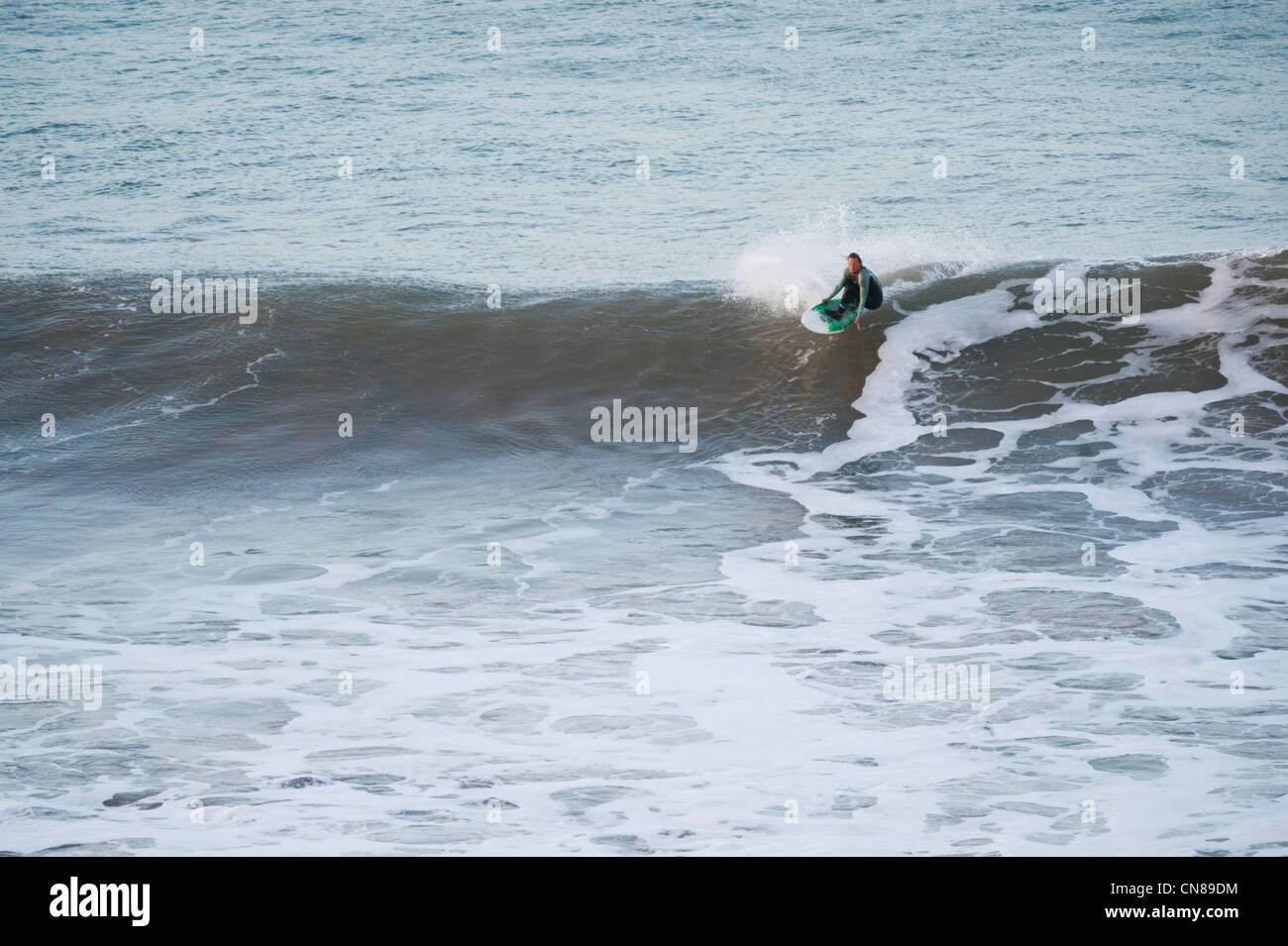 Surfer à Anchorpoint, Taghazout, Maroc. Banque D'Images