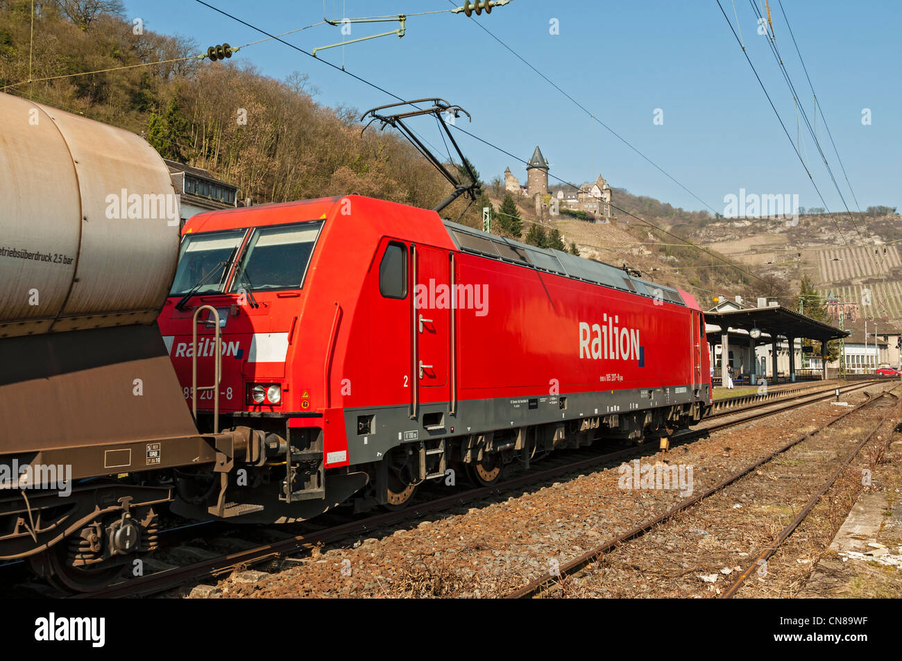Le train de marchandises Railion en passant par Bacharach dans la liste de l'UNESCO 'Vallée du Haut-Rhin moyen', Rheinland-pfalz, Allemagne. Banque D'Images