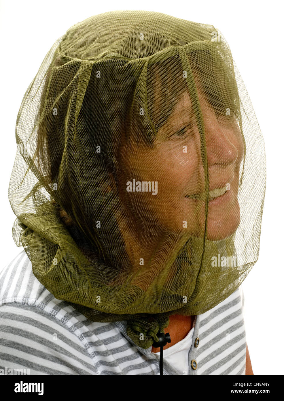 Femme portant un insectifuge head porter Banque D'Images