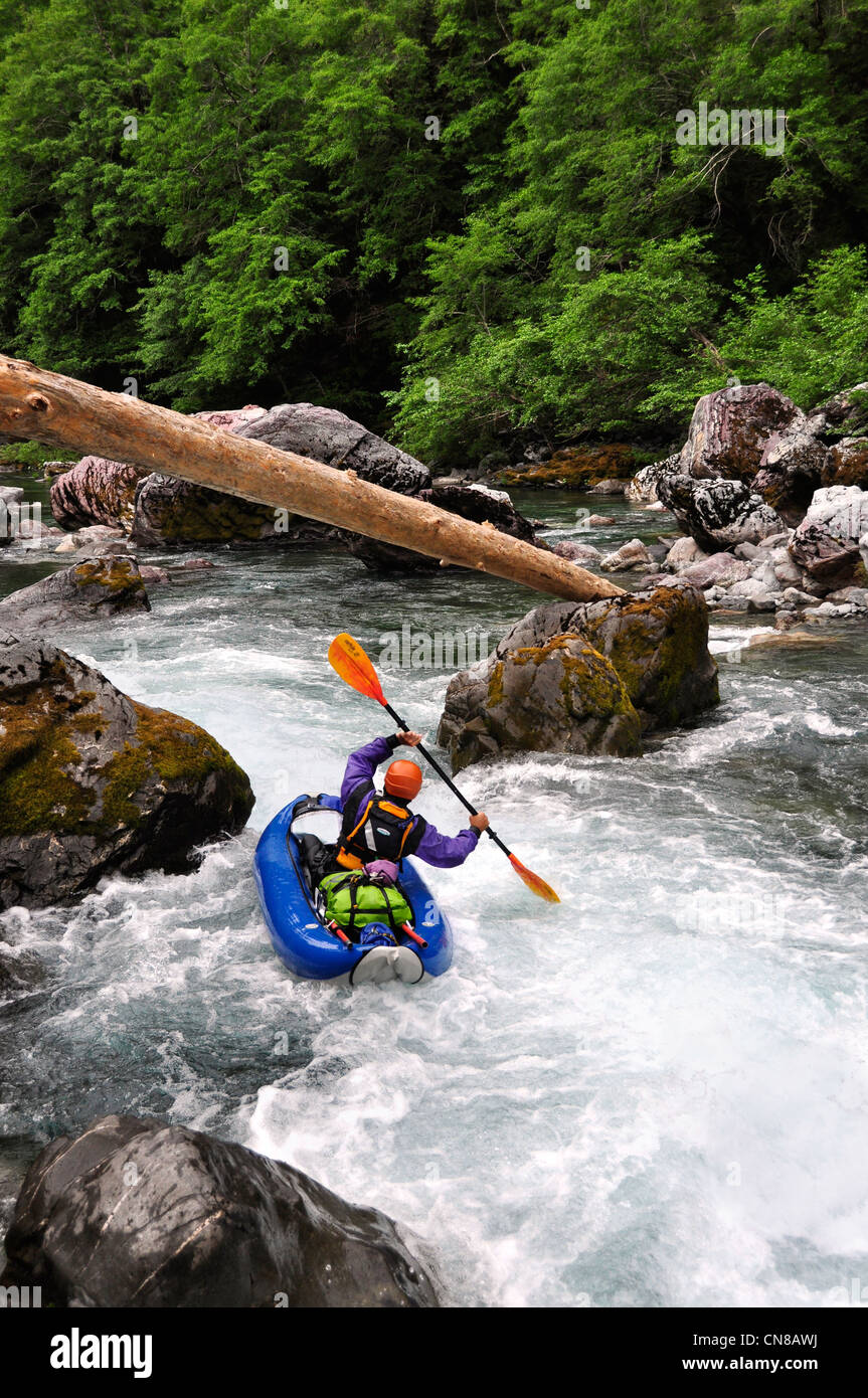 Un kayak gonflable kayak sur la rivière de l'Oregon Chetco Photo Stock -  Alamy