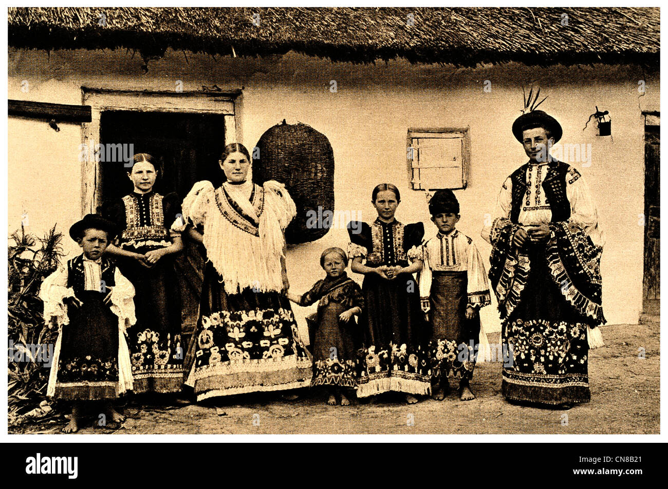D'abord publié 1914 Hongrie Famille accueil vêtements robe costume ethnique traditionnel Banque D'Images