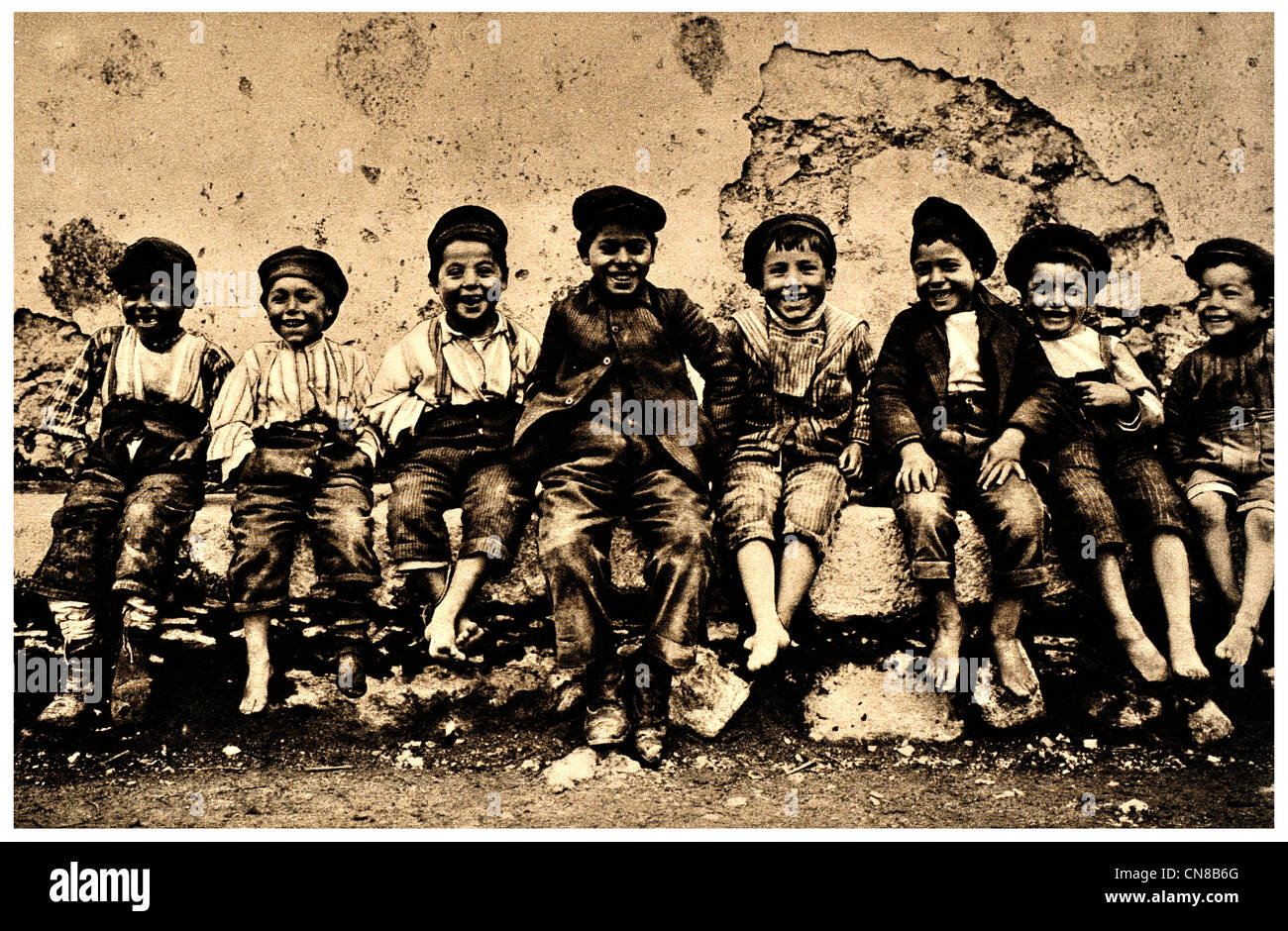 D'abord publié 1914 Taormina Sicile enfants Garçons Banque D'Images