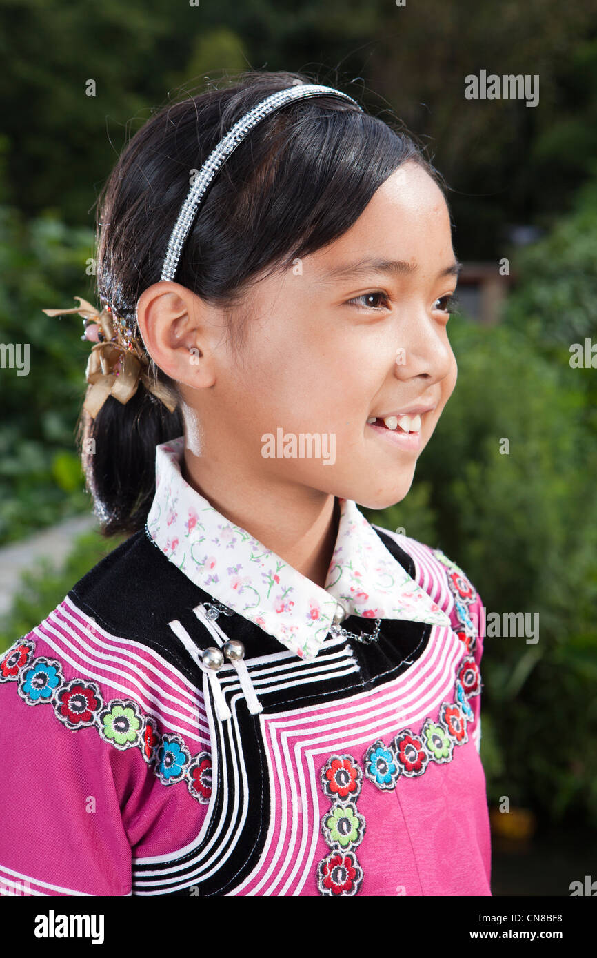 Fille de la minorité Hani sur tissu traditionnel, Xinjiezhen, Yuan Yang, Yunnan, Chine Banque D'Images