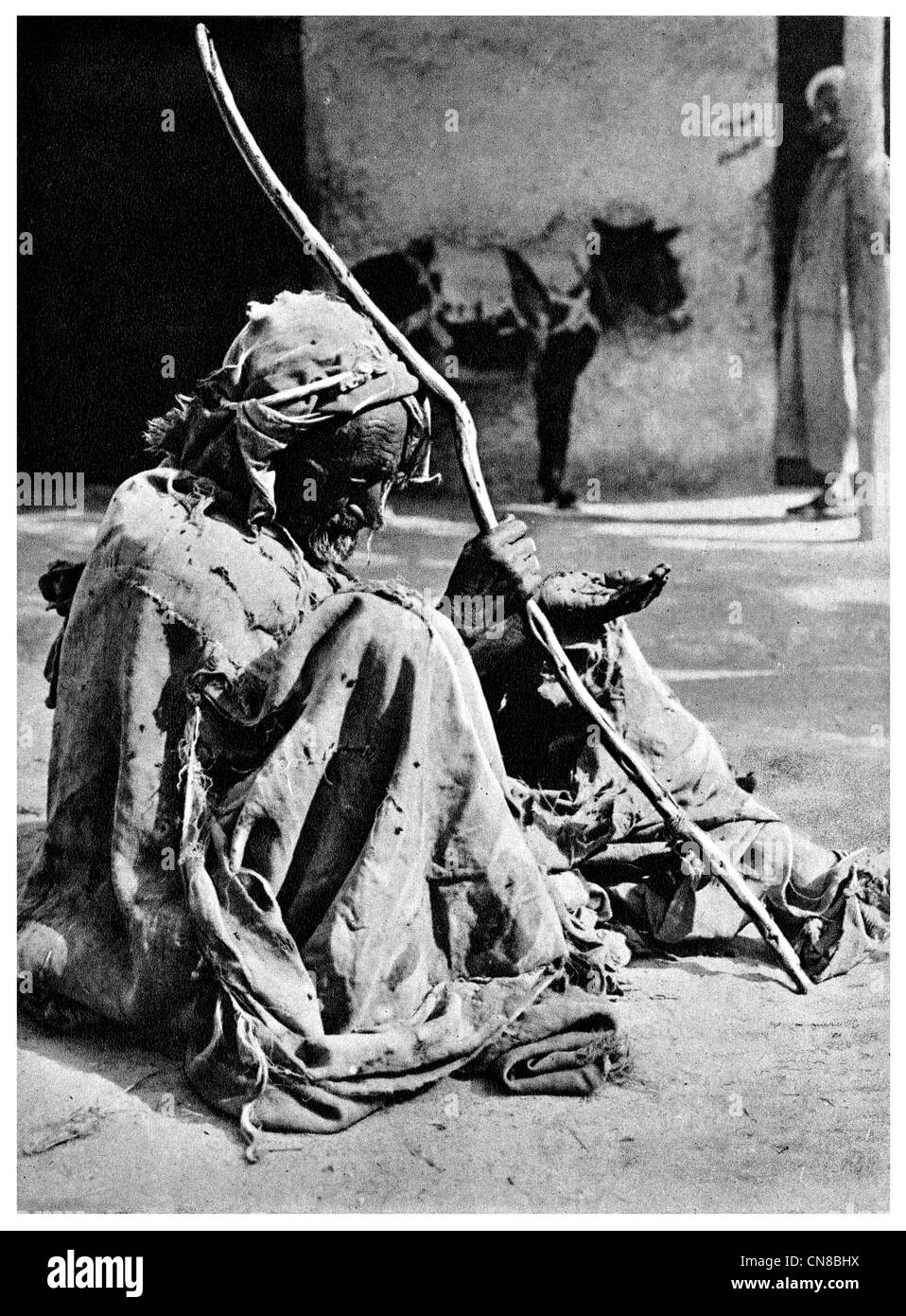 D'abord publié 1914 Libye Tripoli sans-abri mendiant de la rue Banque D'Images
