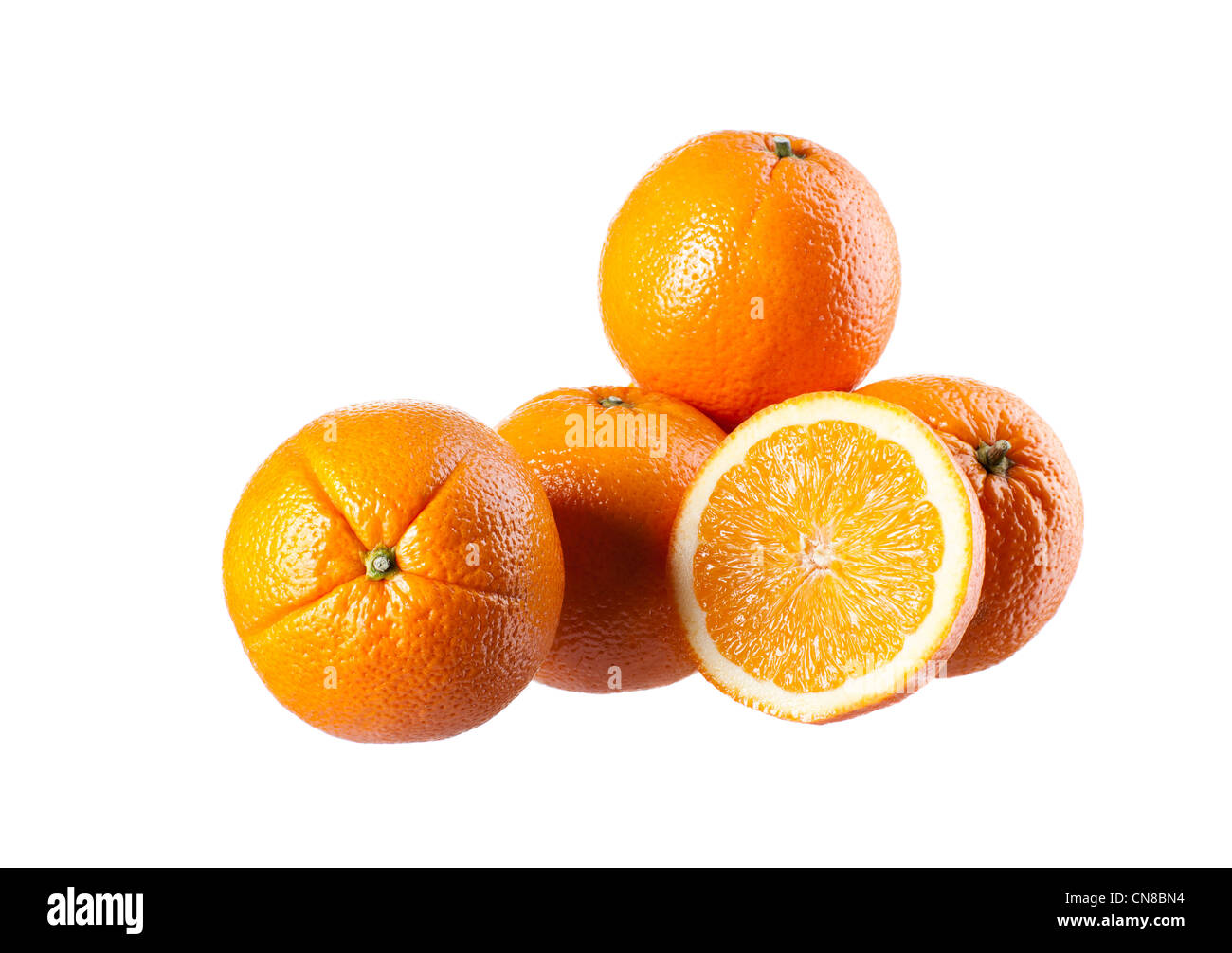 Quatre oranges fraîches parfaitement isolé sur blanc. Banque D'Images