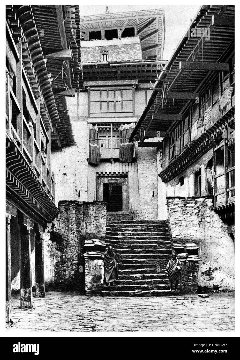D'abord publié 1914 Bhoutan courtyard cour du temple dzong forteresse. De l'architecture Dzong Tibetan Wylie rDzong, Banque D'Images