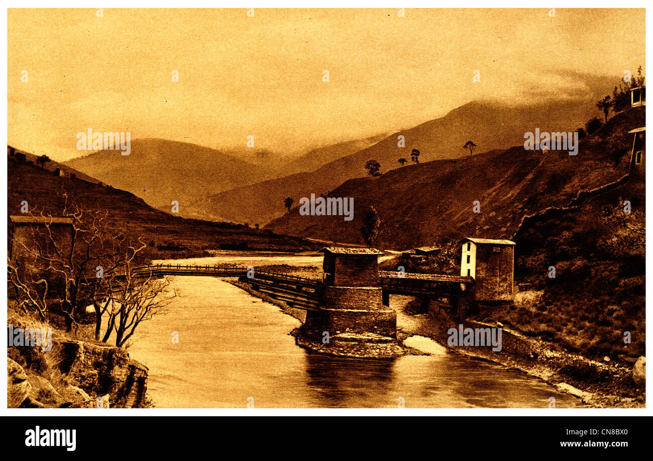 D'abord publié 1914 Angdu Pho Dong Bhoutan pont rivière stronghold Banque D'Images
