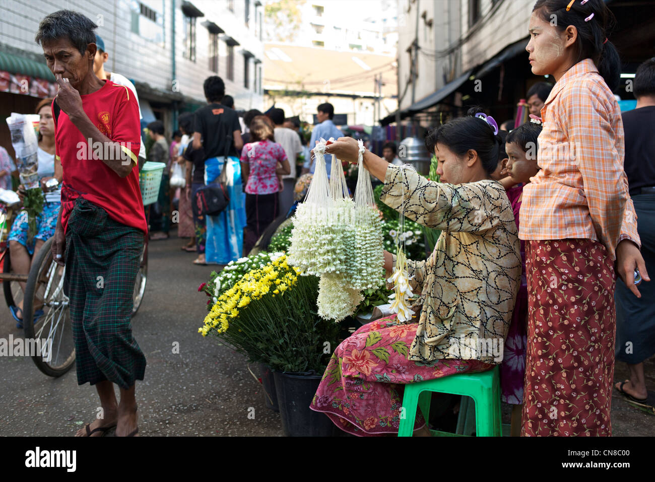 Les Birmans en un début de matinée street-marché dans le centre de Rangoon, Birmanie Banque D'Images