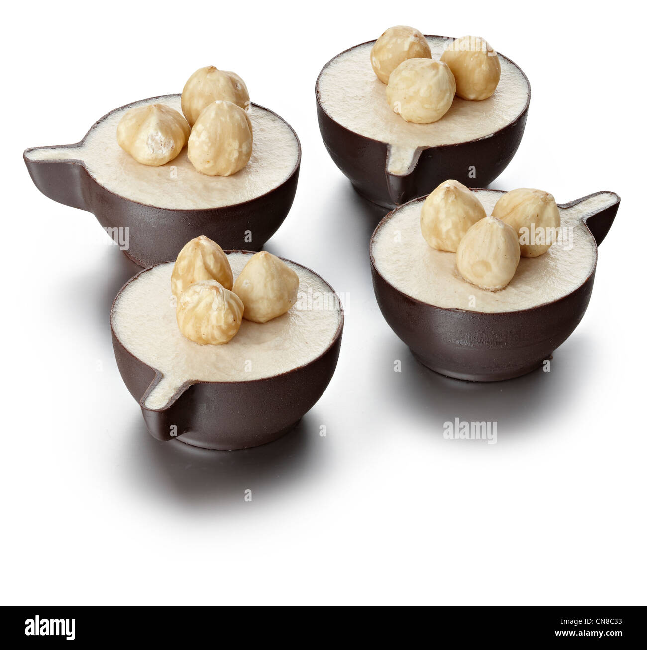 4 tasse de chocolat glace vanille crème glacée noisette dessert coupé sortie Banque D'Images