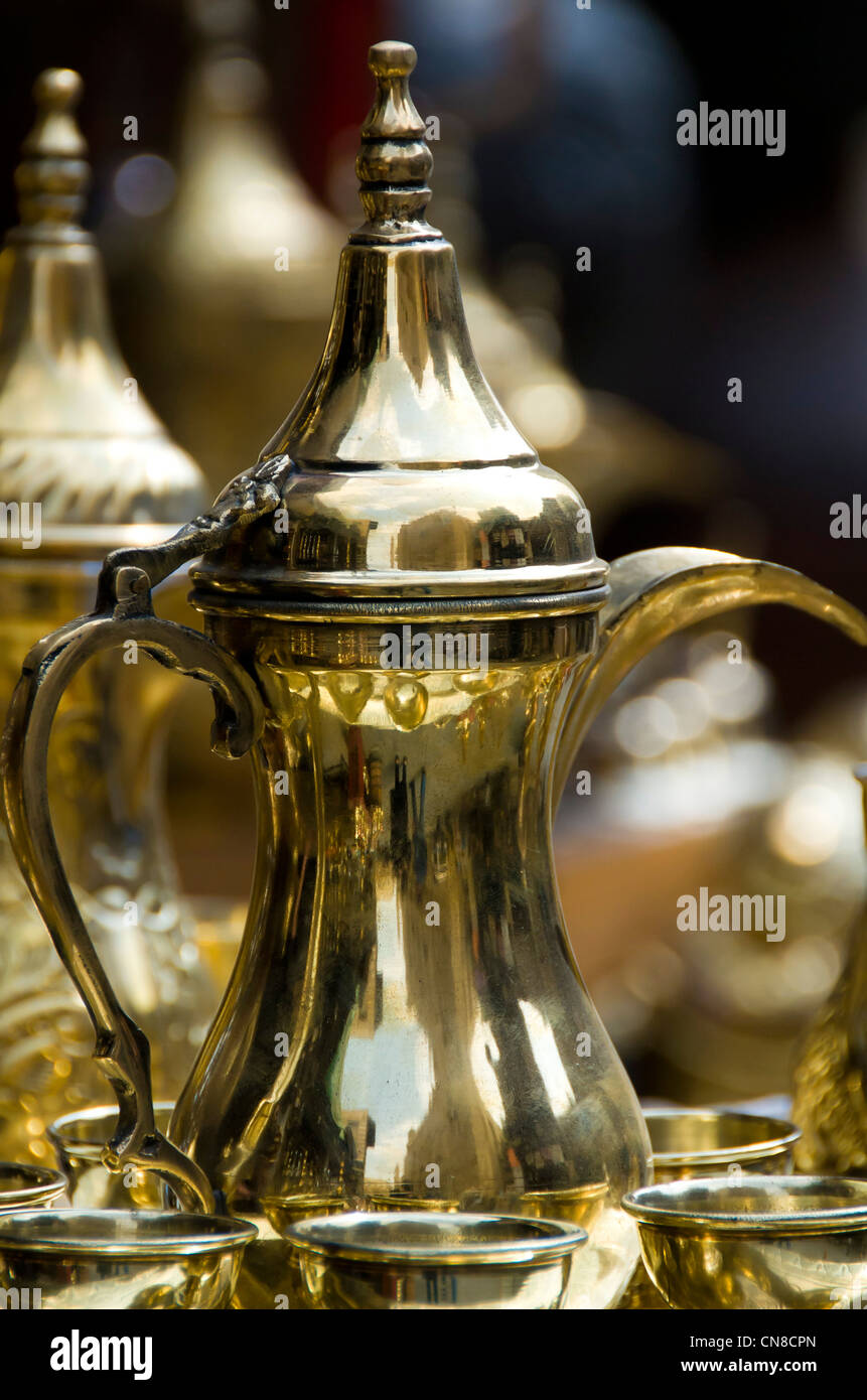 Souk Khan El Khalili, cafetière et tasses en laiton à vendre, le Caire, Egypte Banque D'Images