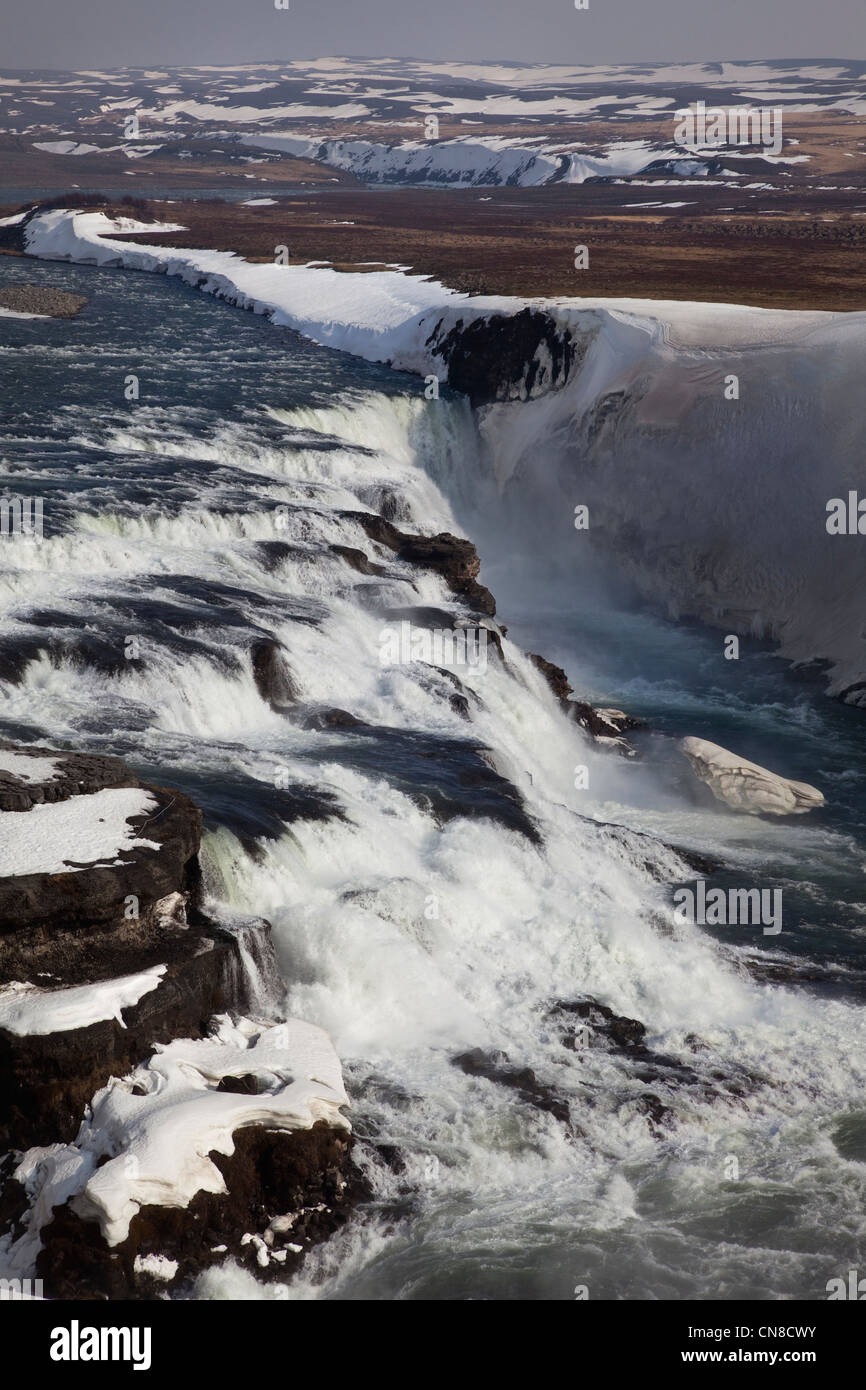 Cascades en cascade de Gullfoss, profondément dans le canyon de Hvítá, sud-ouest de l'Islande. Banque D'Images