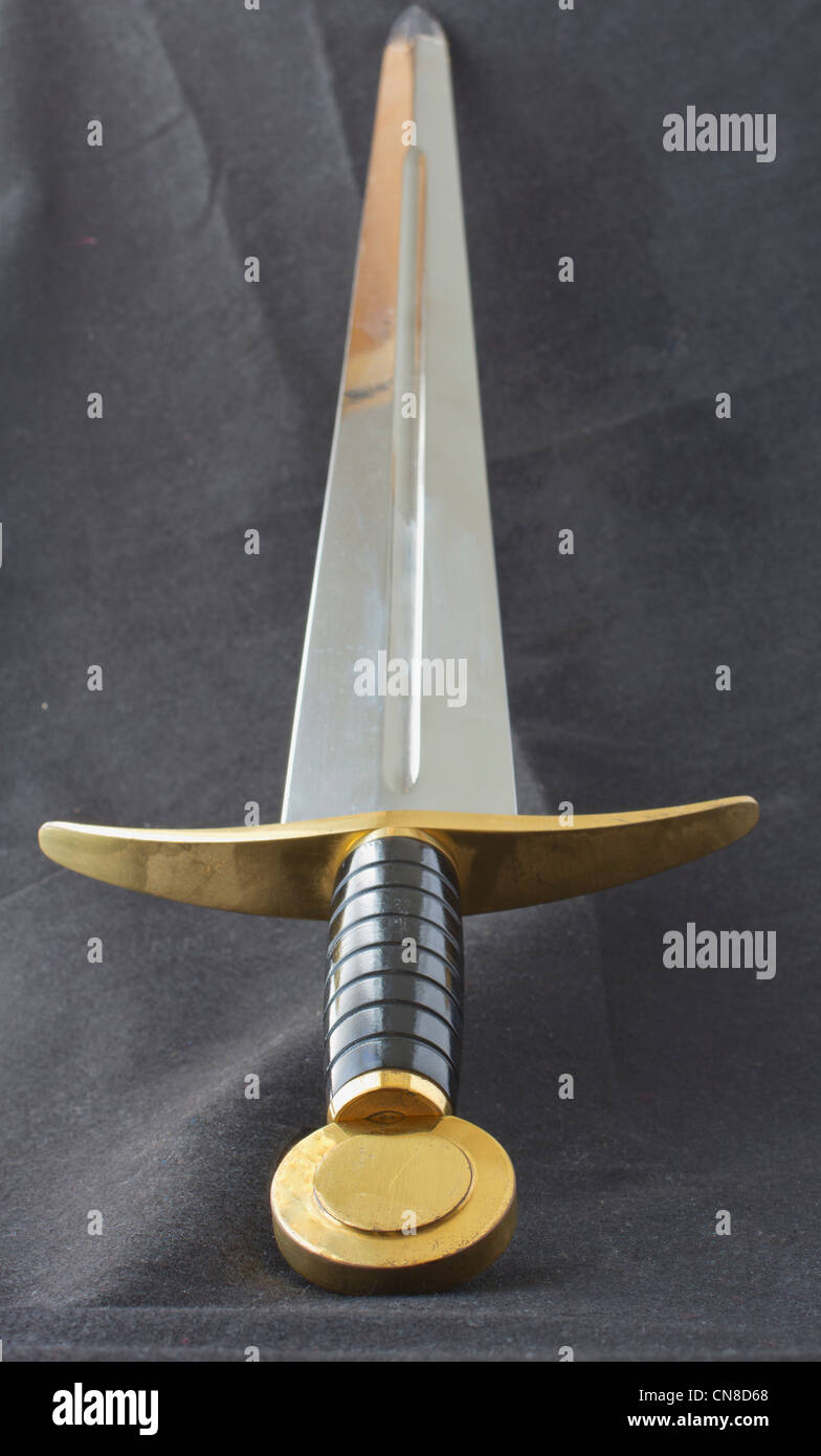 Longue épée médiévale metal, avec décoration dorée sur la garde Banque D'Images